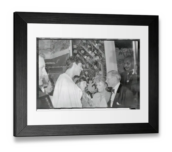 Framed Print : Shot of Tommy Tune, Twiggy, Sir Lawrence Olivier and Wife Joan Framed Print : Shot of Tommy Tune, Twiggy, Sir Lawrence Olivier and Wife Joan