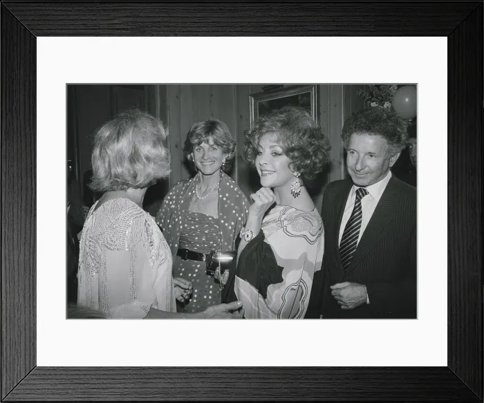 Framed Print : Elizabeth Taylor Conversing with Jean Ann Smith Framed Print : Elizabeth Taylor Conversing with Jean Ann Smith