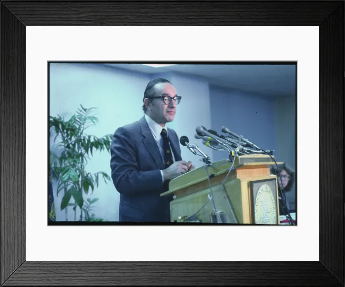 Framed Print : Alan Greenspan Speaking at Podium Framed Print : Alan Greenspan Speaking at Podium