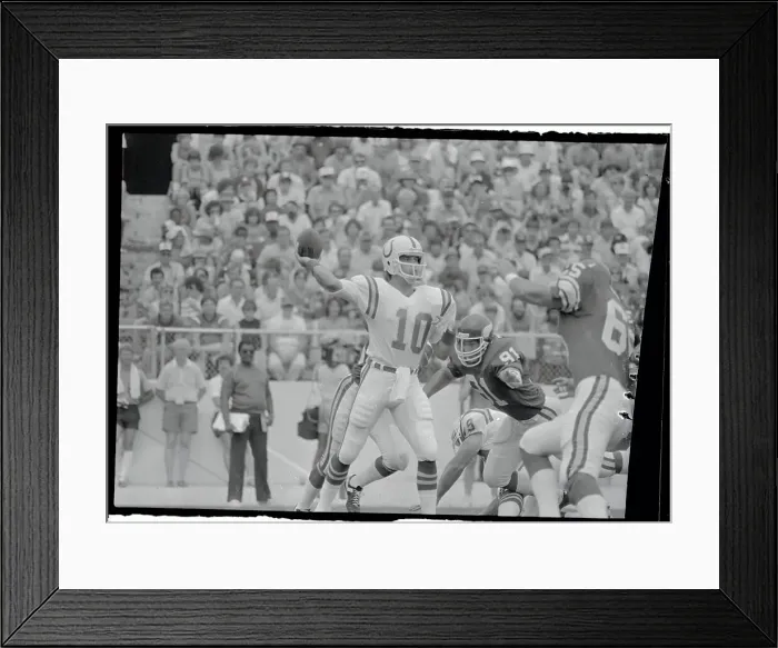 Framed Print : Art Schlichter Giving Signs on Field Framed Print : Art Schlichter Giving Signs on Field