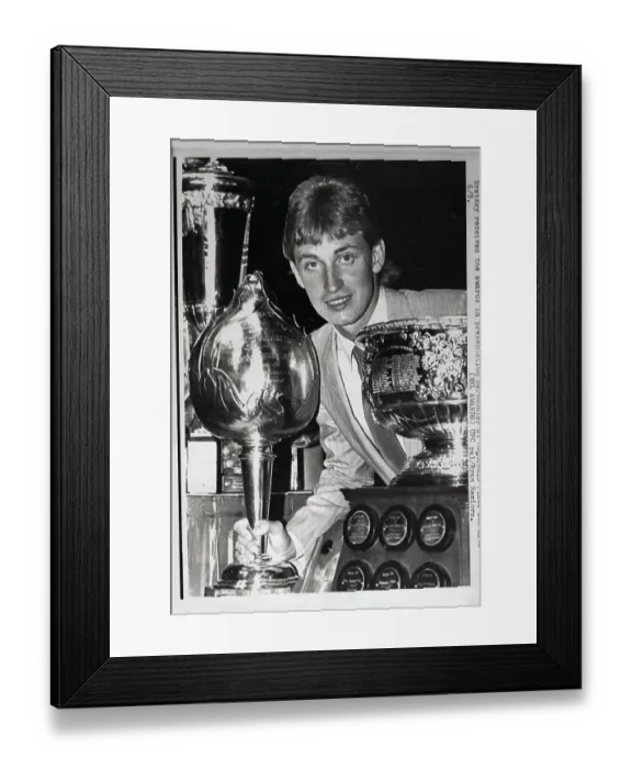 Framed Print : Wayne Gretzky Winning Hart Trophy Framed Print : Wayne Gretzky Winning Hart Trophy