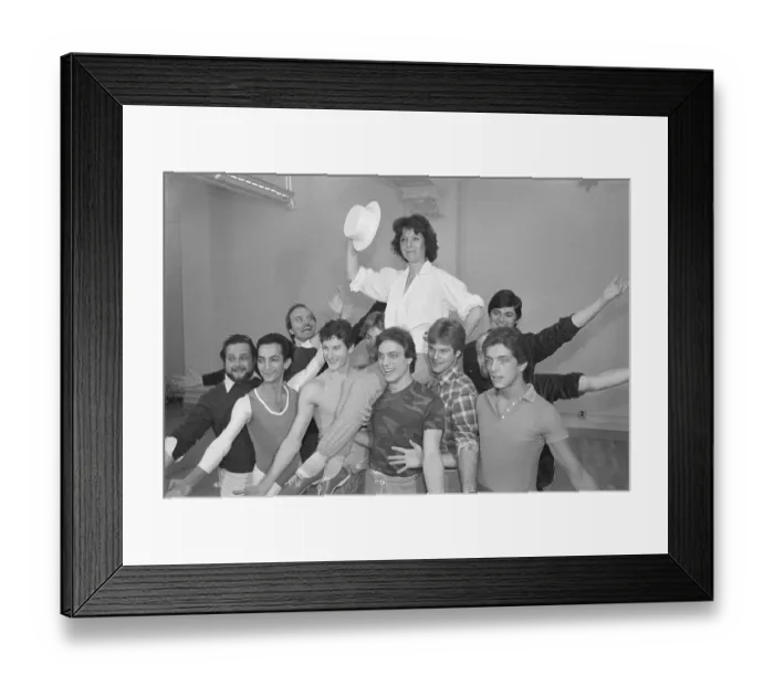 Framed Print : Diana Rigg Dancing With Chorus Framed Print : Diana Rigg Dancing With Chorus