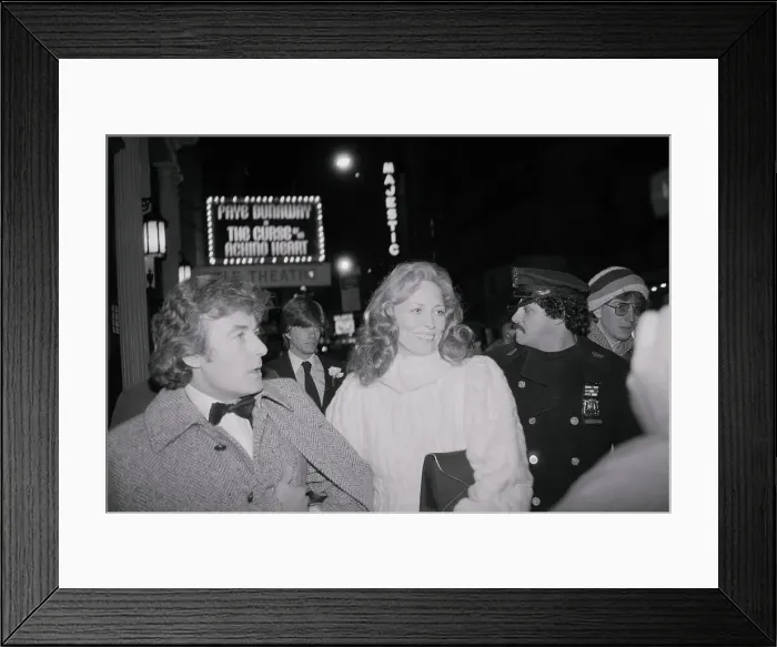 Framed Print : Faye Dunaway with Terry O'Neill Framed Print : Faye Dunaway with Terry O'Neill