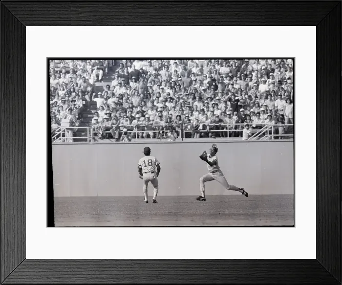 Framed Print : Dave Winfield Running To Catch A Pop Fly Framed Print : Dave Winfield Running To Catch A Pop Fly