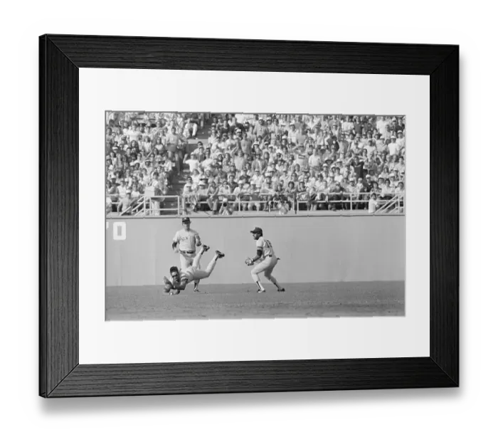 Framed Print : Dave Winfield Makes Diving Catch Framed Print : Dave Winfield Makes Diving Catch