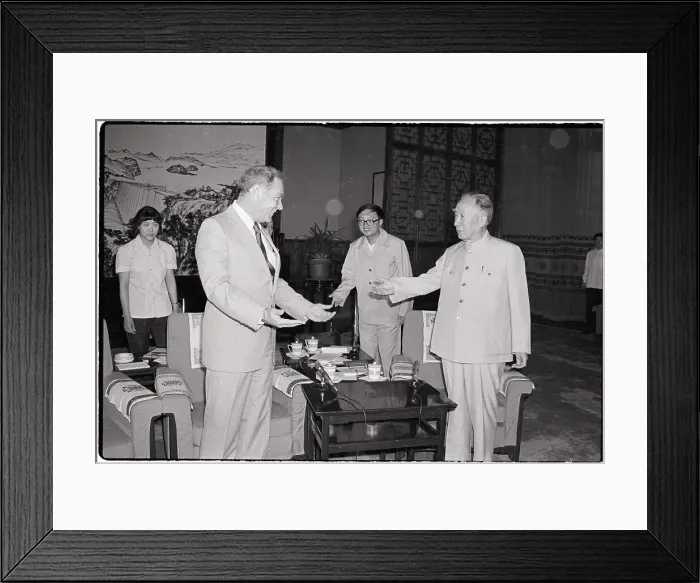 Framed Print : Secretary of State and Chinese Vice Premier Framed Print : Secretary of State and Chinese Vice Premier