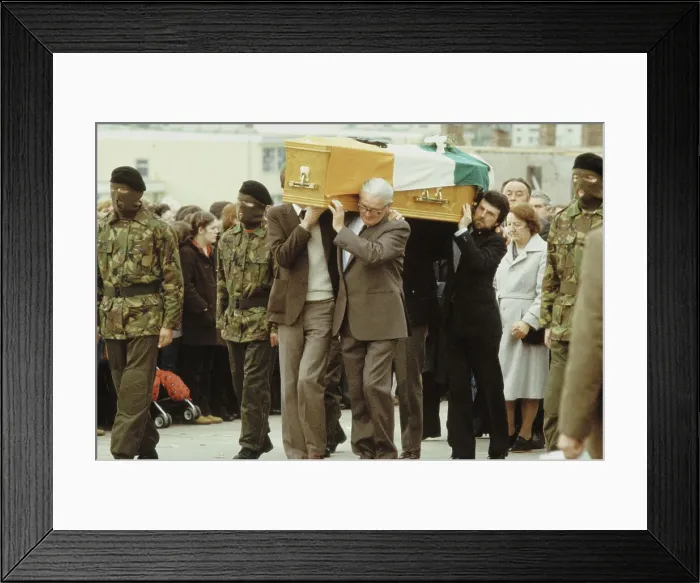Framed Print : Pallbearers Carrying Casket with Bobby Sands Framed Print : Pallbearers Carrying Casket with Bobby Sands