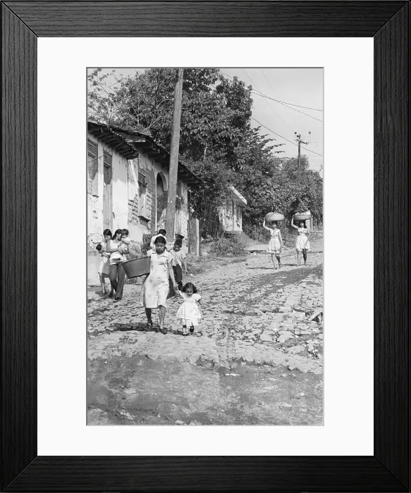Framed Print : El Salvadorian women carrying baskets of laundry Framed Print : El Salvadorian women carrying baskets of laundry