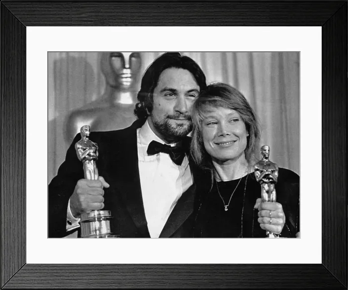Framed Print : Robert De Niro and Sissy Spacek Holding Oscars Framed Print : Robert De Niro and Sissy Spacek Holding Oscars