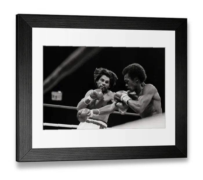 Framed Print : Sugar Ray Leonard Hits Robert Duran in Fight Framed Print : Sugar Ray Leonard Hits Robert Duran in Fight
