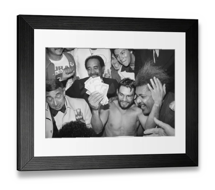 Framed Print : Roberto Duran Holding $2, 000 Bonus Framed Print : Roberto Duran Holding $2, 000 Bonus