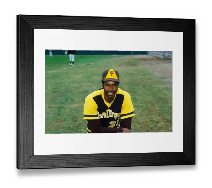 Framed Print : Dave Winfield Kneeling Framed Print : Dave Winfield Kneeling