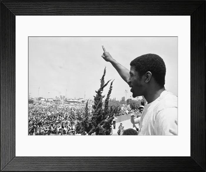 Framed Print : Magic Johnson Raising his Hand