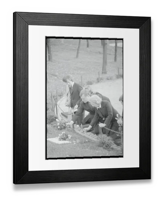 Framed Print : Edward and Ethel Kennedy Kneeling at Robert F. Kennedy Grave Framed Print : Edward and Ethel Kennedy Kneeling at Robert F. Kennedy Grave