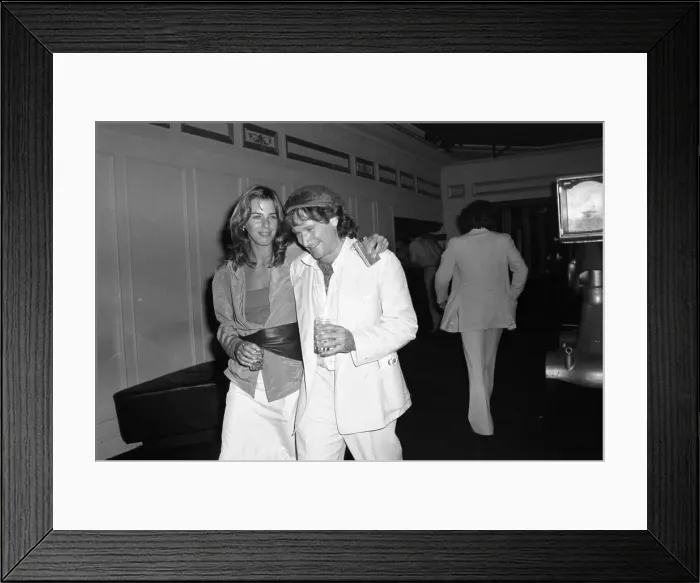 Framed Print : Cheryl Tiegs and Robin Williams