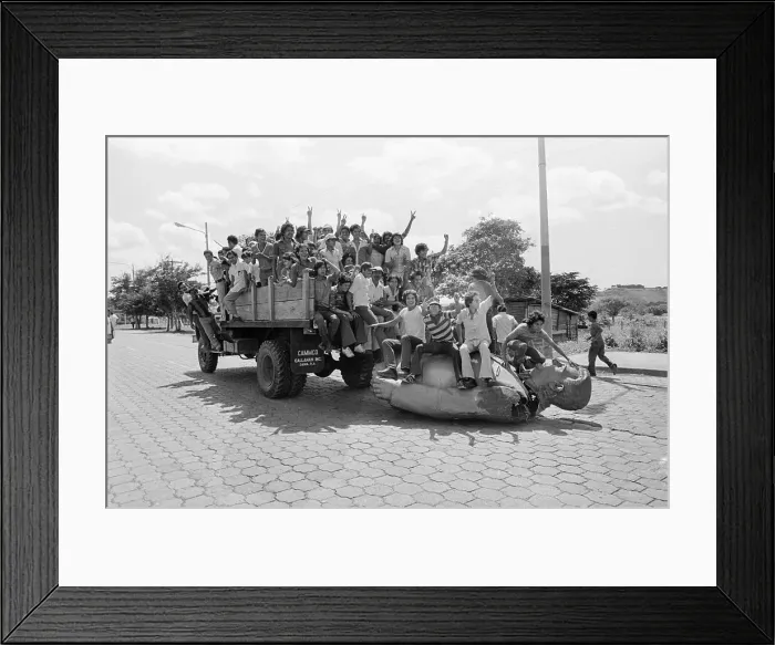 Framed Print : Nicaraguans On Truck Drag Statue Framed Print : Nicaraguans On Truck Drag Statue
