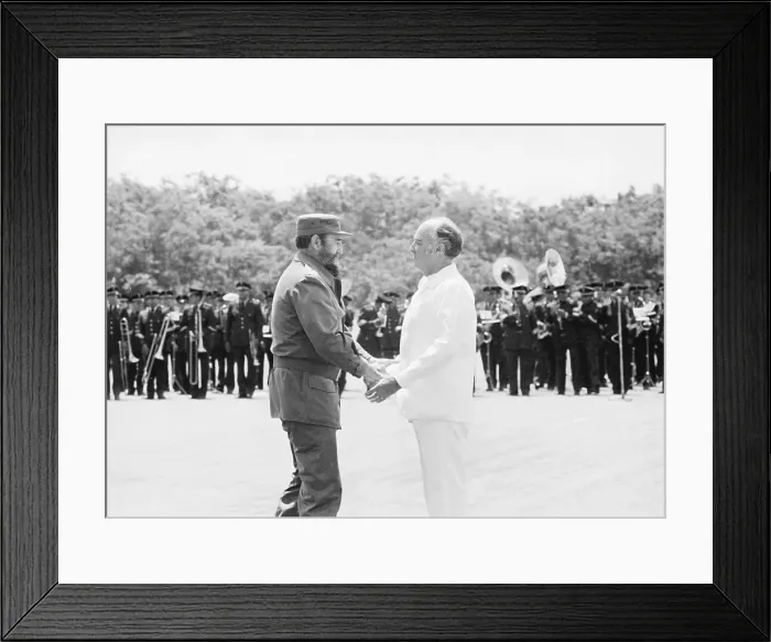 Framed Print : Fidel Castro Greeting Jose Lopez Portillo Framed Print : Fidel Castro Greeting Jose Lopez Portillo