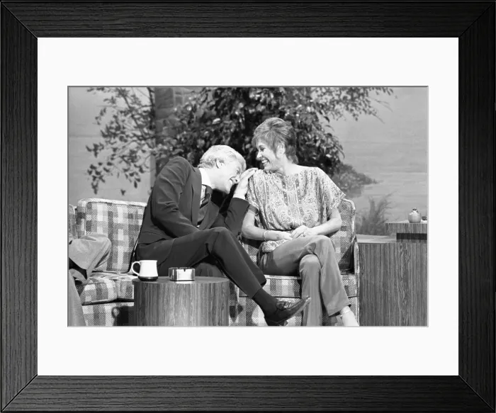 Framed Print : Mary Tyler Moore and Dick Van Dyke