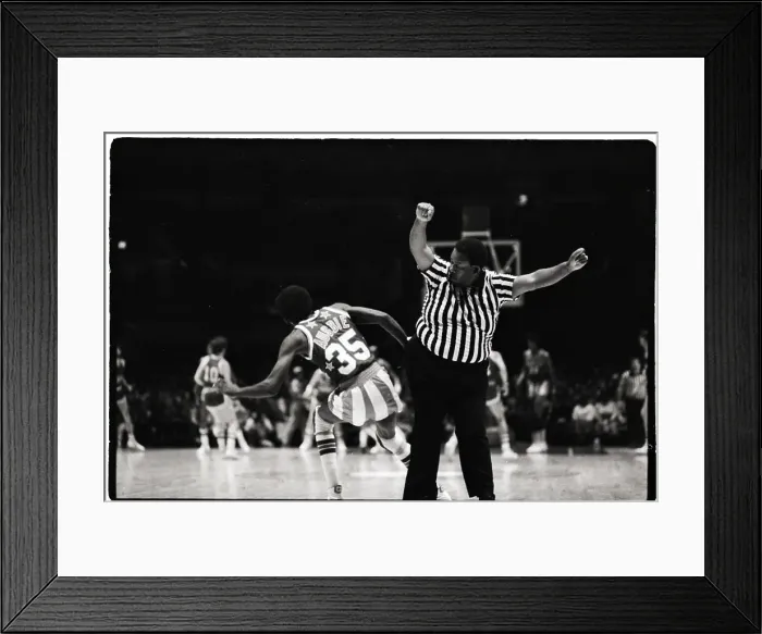 Framed Print : A Harlem Globetrottersin Comic Ploy