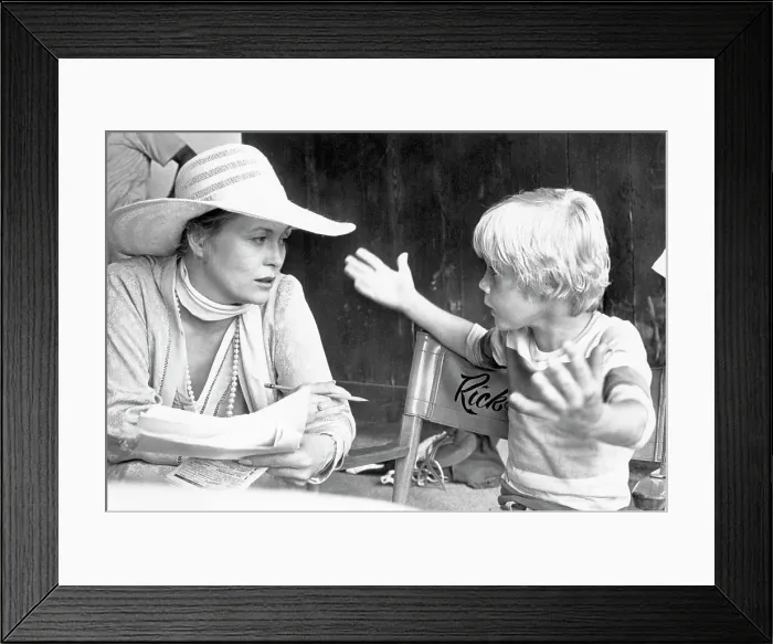Framed Print : Ricky Schroder Talking to Faye Dunaway Framed Print : Ricky Schroder Talking to Faye Dunaway