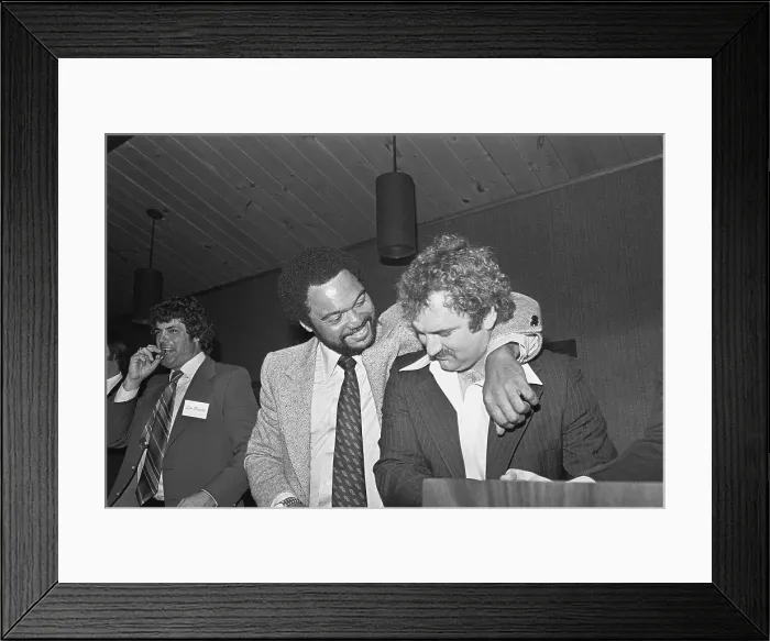 Framed Print : Reggie Jackson with Arm Around Thurman Munson Framed Print : Reggie Jackson with Arm Around Thurman Munson