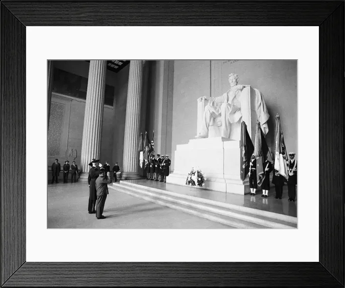 Framed Print : Den Xiaoping Salutes at Lincoln Memorial