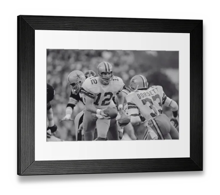 Framed Print : Tony Dorsett Receiving Hand Off from Roger Staubach Framed Print : Tony Dorsett Receiving Hand Off from Roger Staubach