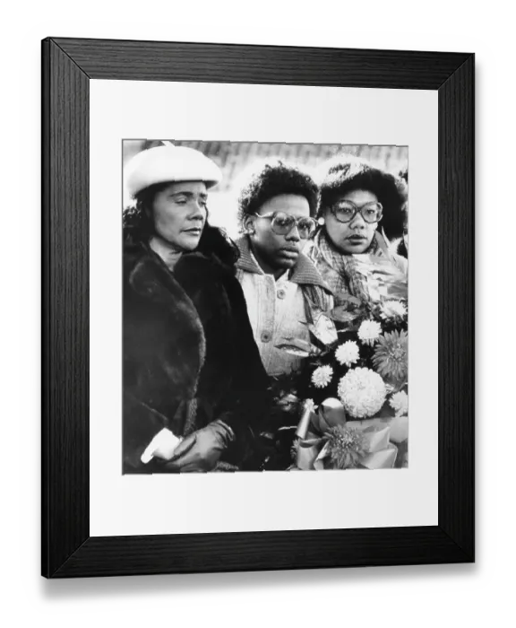 Framed Print : Coretta Scott King And Her Daughters At MLK, Jr.'s Grave