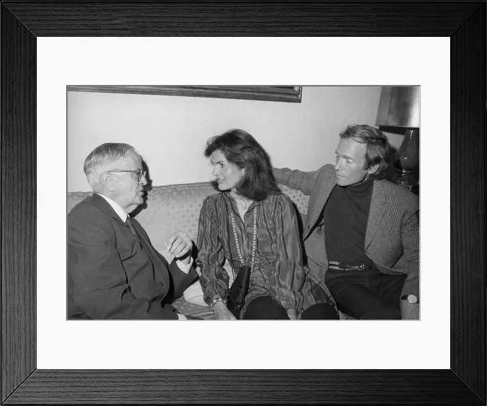 Framed Print : Jacqueline Kennedy Onassis Talking with Dr. A.L. Rowse Framed Print : Jacqueline Kennedy Onassis Talking with Dr. A.L. Rowse