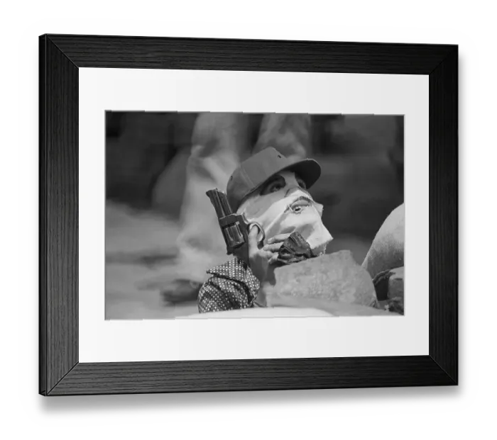 Framed Print : Sandinista Looking At Sky