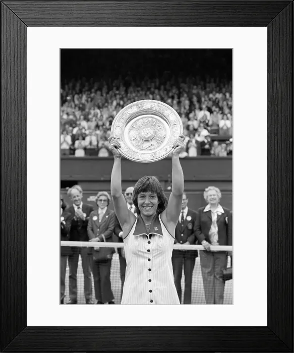 Framed Print : Martina Navratilova with Wimbledon Trophy Framed Print : Martina Navratilova with Wimbledon Trophy