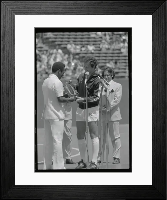 Framed Print : Pele Presenting a Plaque to Franz Beckenbauer Framed Print : Pele Presenting a Plaque to Franz Beckenbauer