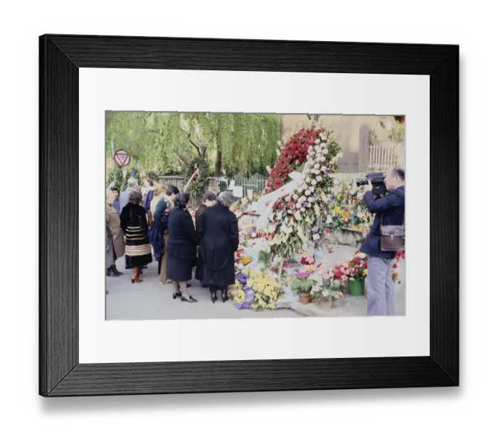 Framed Print : Floral Tributes In Rome