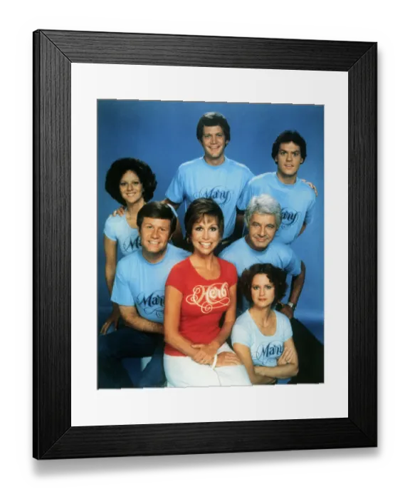 Framed Print : Portrait of Mary Tyler Moore with Cast Framed Print : Portrait of Mary Tyler Moore with Cast
