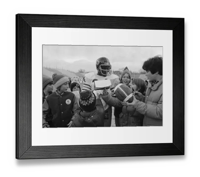 Framed Print : Walter Payton Signs Young Fan's Autographs Framed Print : Walter Payton Signs Young Fan's Autographs