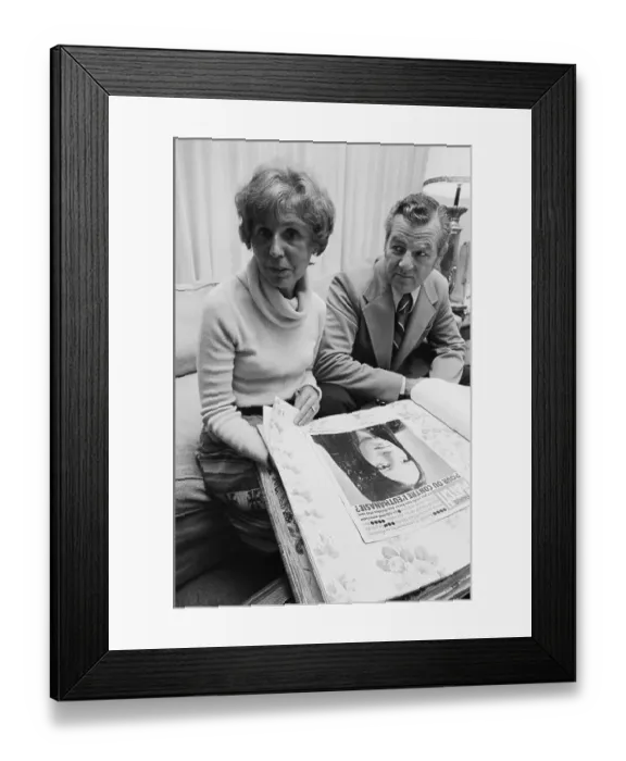 Framed Print : Parents of Karen Ann Quinlan with Magazine Bearing Her Photo