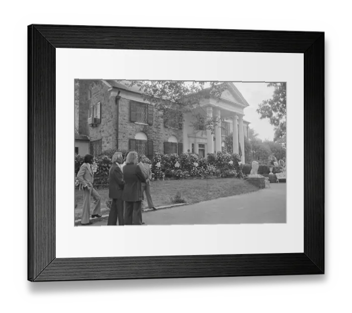 Framed Print : Viewing of Elvis Presley's Body at Graceland Framed Print : Viewing of Elvis Presley's Body at Graceland