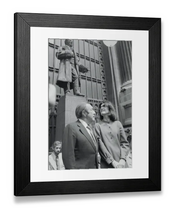 Framed Print : Robert Wagner and Jacqueline Onassis at Grand Central Framed Print : Robert Wagner and Jacqueline Onassis at Grand Central