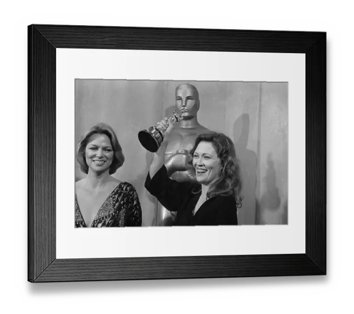 Framed Print : Faye Dunaway Holding Oscar Over Her Head Framed Print : Faye Dunaway Holding Oscar Over Her Head
