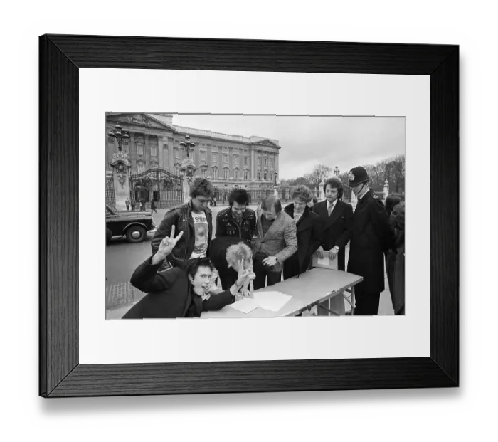 Framed Print : Sex Pistols Outside Buckingham Palace Framed Print : Sex Pistols Outside Buckingham Palace