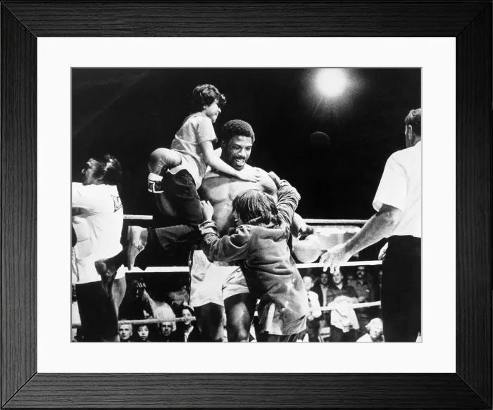 Framed Print : Ron Lyle. Heavyweight contender, Ron Lyle, supports two of his young well-wishers Framed Print : Ron Lyle. Heavyweight contender, Ron Lyle, supports two of his young well-wishers