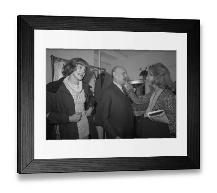 Framed Print : Lauren Bacall Speaking with Sir Ralph Richardson Framed Print : Lauren Bacall Speaking with Sir Ralph Richardson
