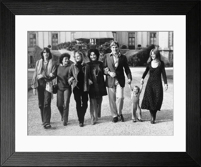 Framed Print : Elizabeth Taylor, John Warner and Their Children Framed Print : Elizabeth Taylor, John Warner and Their Children