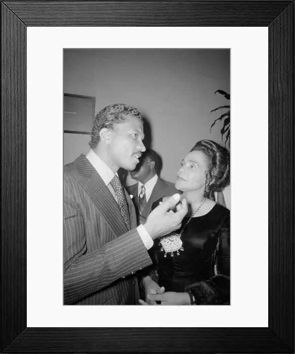 Framed Print : Coretta Scott King Talking With Actor Billy Dee Williams Framed Print : Coretta Scott King Talking With Actor Billy Dee Williams