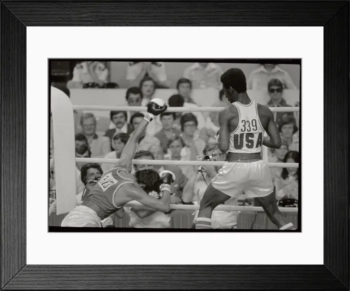 Framed Print : Michael Spinks in Boxing Match with Rufat Riskiev Framed Print : Michael Spinks in Boxing Match with Rufat Riskiev