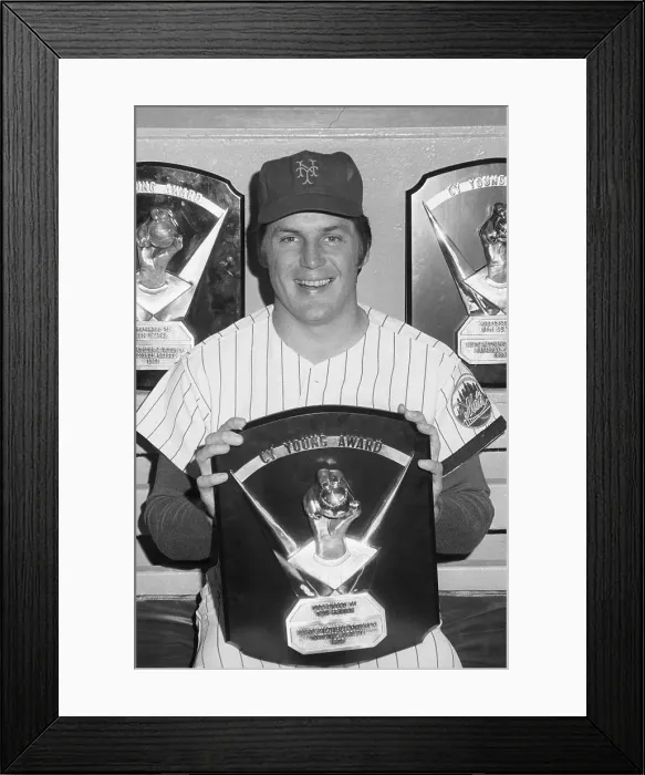 Framed Print : Tom Seaver Holding Cy Young Award