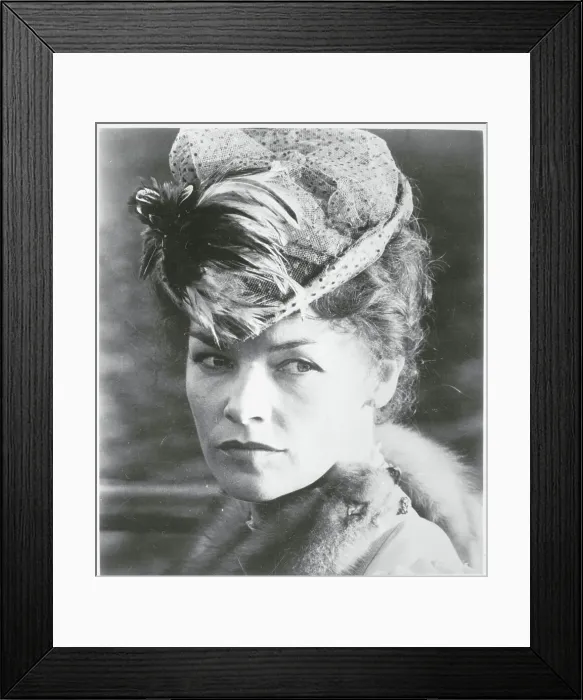 Framed Print : Portrait of Actress Glenda Jackson Framed Print : Portrait of Actress Glenda Jackson