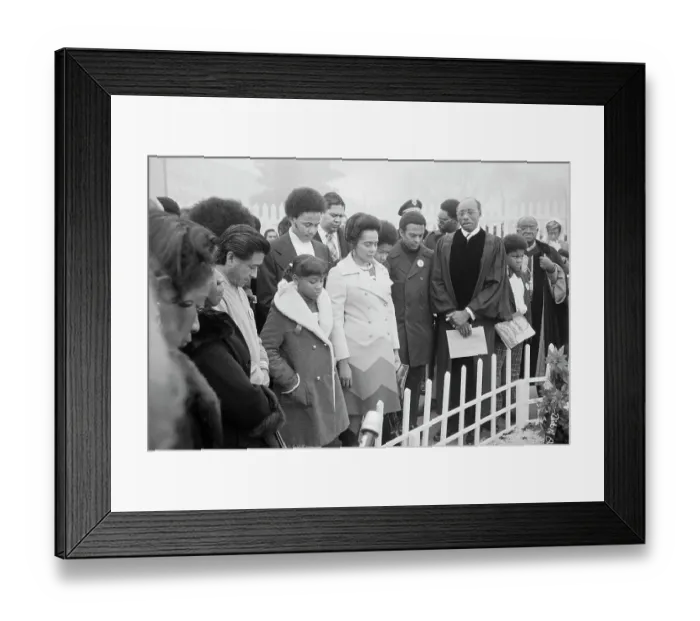 Framed Print : Coretta Scott King with Family and Friends at Martin Luther King Gravesite Framed Print : Coretta Scott King with Family and Friends at Martin Luther King Gravesite