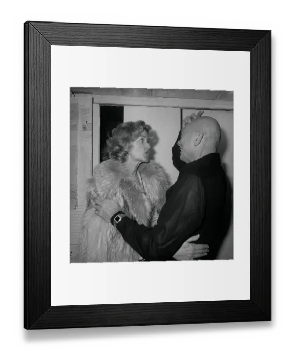 Framed Print : Yul Brynner Embracing Lauren Bacall Framed Print : Yul Brynner Embracing Lauren Bacall