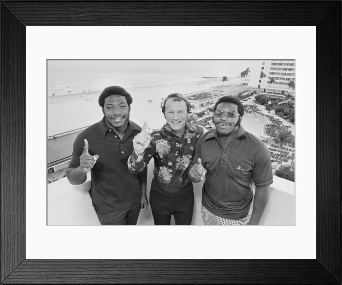 Framed Print : Barry Switzer with Lee Roy and Dewey Selmon Framed Print : Barry Switzer with Lee Roy and Dewey Selmon